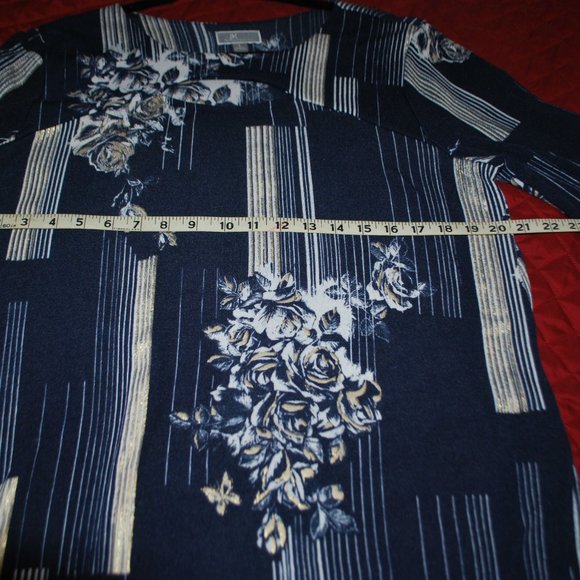 3/$30 - Navy, White & Gold Peekaboo Top - L - Picture 8 of 13